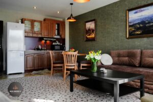 Deluxe Apartment 33 Mountain Lodge, хол и кухня