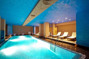 Ski Retreat Spa Pool and Mountain Views, Банско, басейн