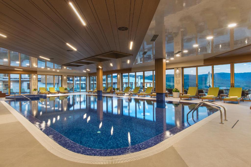 Wine & SPA Hotel Chukara басейн