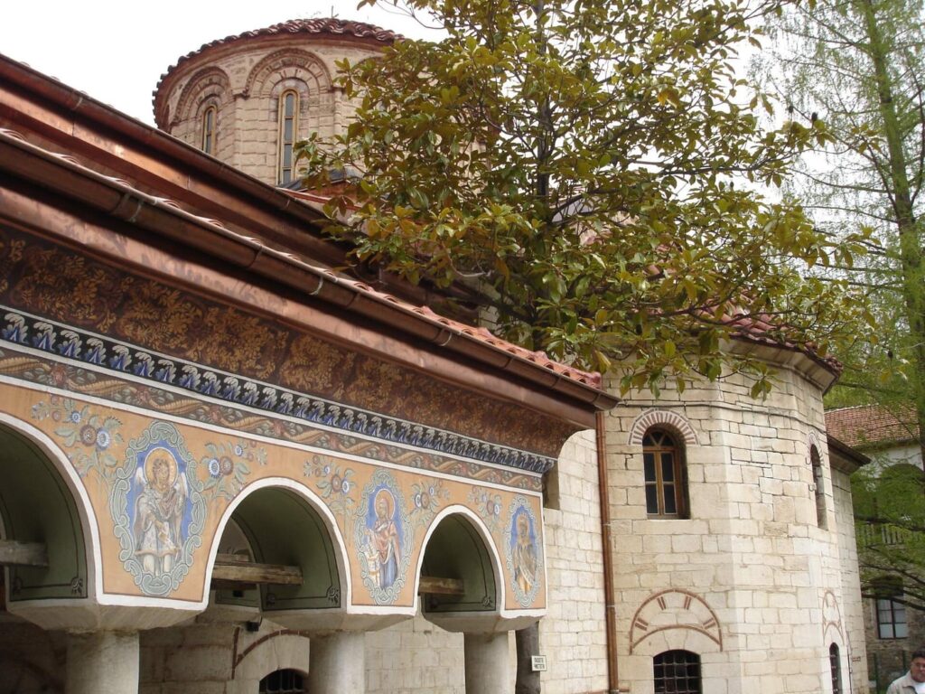 Дворът на Бачковския манастир и храмовете като спокойна културна спирка през август