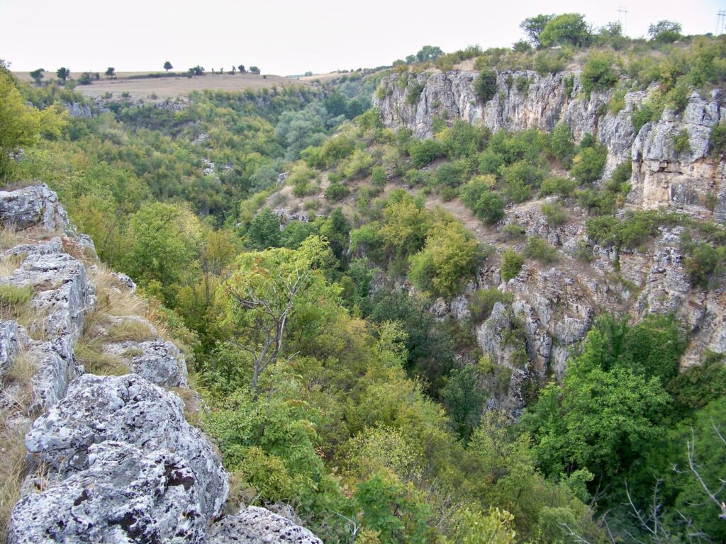 Хотнишкият водопад като кратка природна спирка с вода близо до Велико Търново