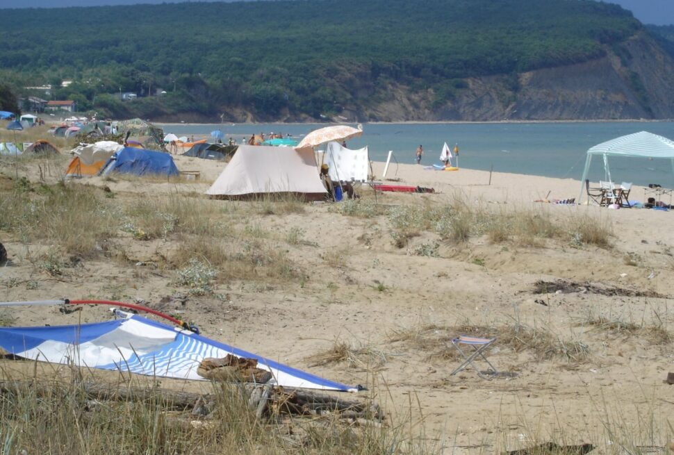 Плаж Иракли през август с широко море, пясък и по-свободно усещане край нос Емине