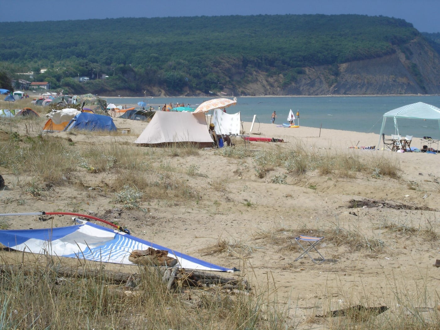 Плаж Иракли през август с широко море, пясък и по-свободно усещане край нос Емине
