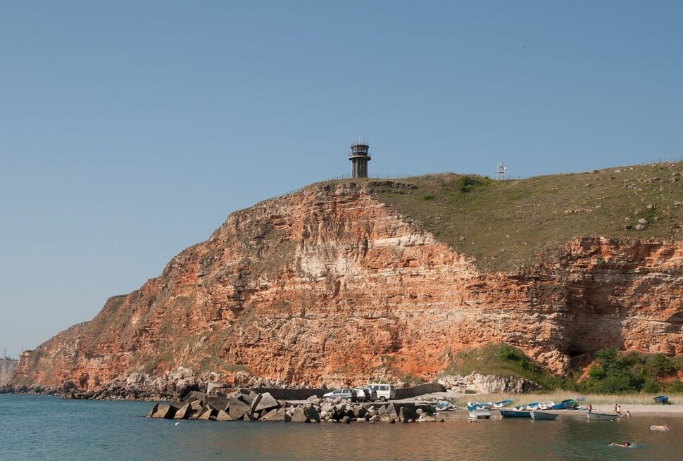 Нос Калиакра с червени морски скали и панорама към Черно море през август
