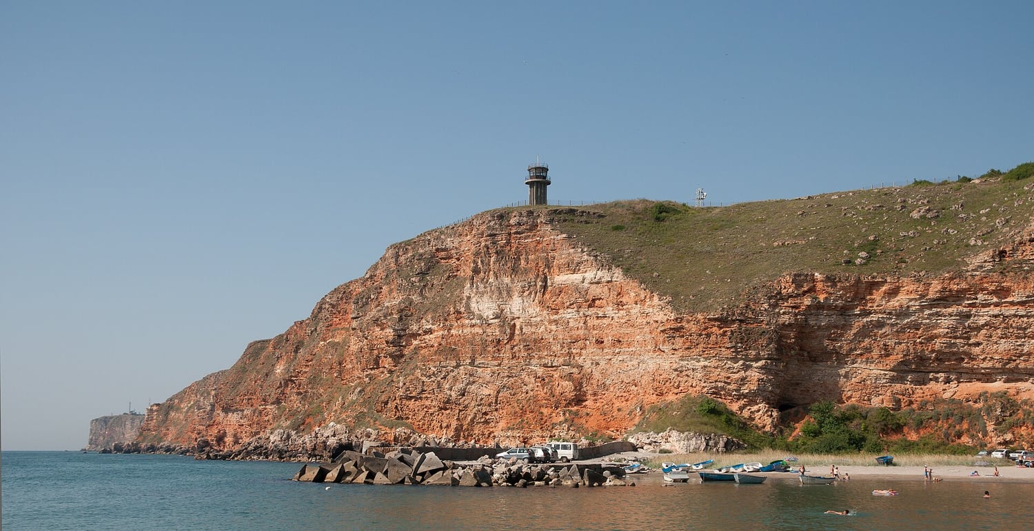 Нос Калиакра с червени морски скали и панорама към Черно море през август