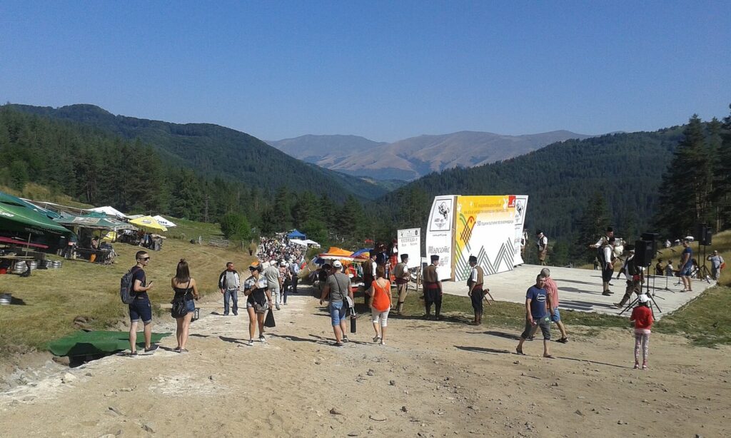 Фолклорна сцена и участници в Копривщица по време на Националния събор на българското народно творчество