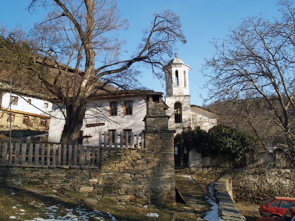 Каменни къщи и улици в Лещен през есента