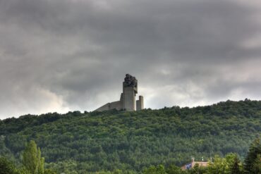 Паметникът Създатели на българската държава над Шумен като финална панорамна спирка в уикенд маршрута