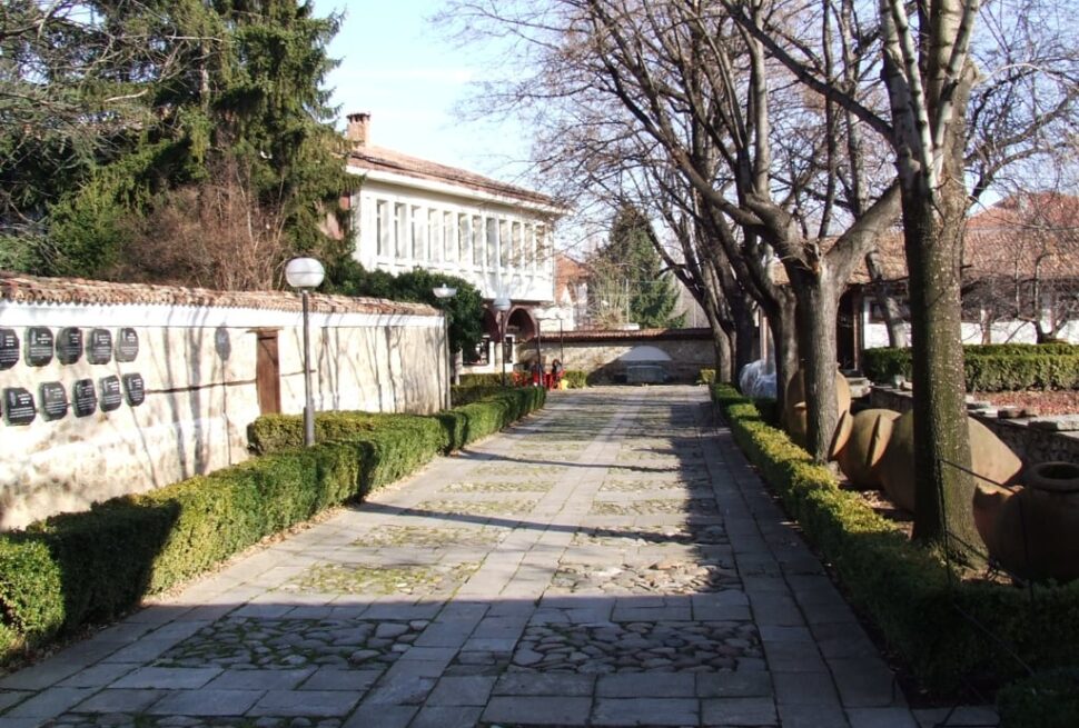 Историческият музей в Панагюрище като основна спирка в уикенд маршрут с Оборище
