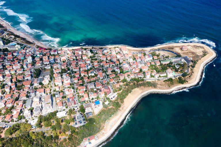 Плажът и морето край Приморско през ранния летен сезон