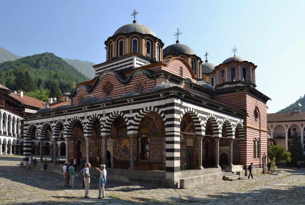 Рилският манастир с аркадите и планината Рила на заден план