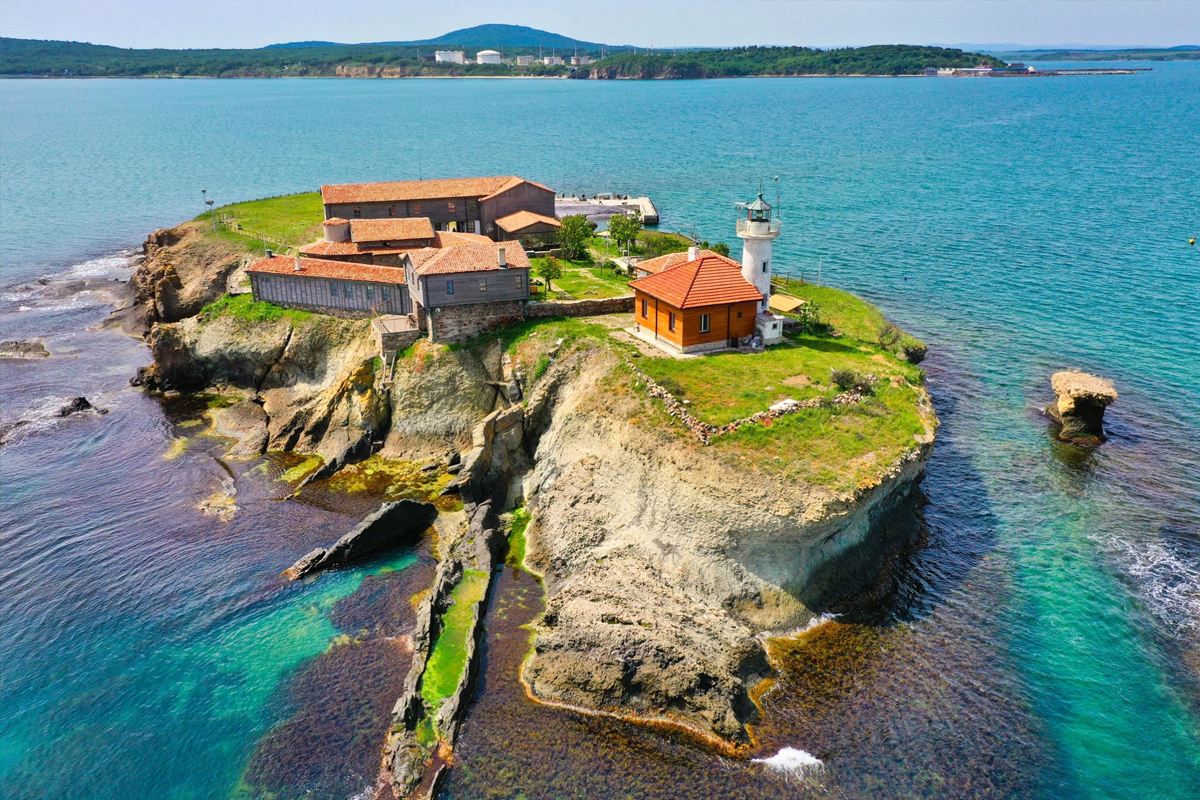Старият град на Созопол край морето през юни