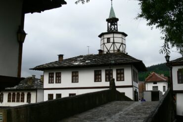 Старият град в Трявна с възрожденски къщи и калдъръм за уикенд маршрут през август