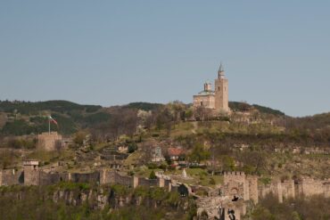 Крепостта Царевец във Велико Търново над завоя на река Янтра