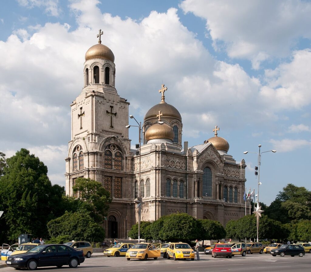 Катедралният храм във Варна като централна градска спирка в летен маршрут по Северното Черноморие
