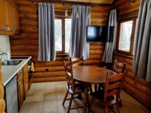 Къщи за гости Под звездите, кухня с трапезария